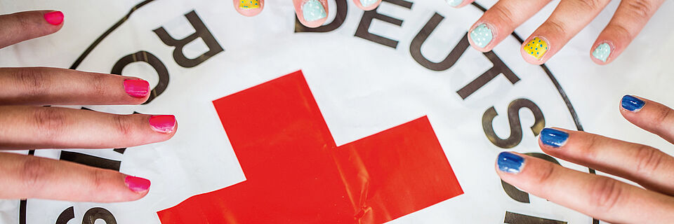 Rundes DRK Kennzeichen auf hellem Hintergrund 