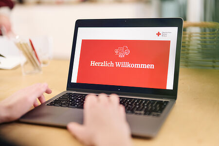 Symbolbild, aufgeklappter Laptop mit DRK Begrüßungsfenster