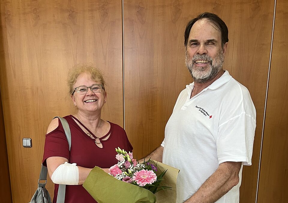 Gratulation für Frau Jeromin zur 75. Blutspende Norbert Finger gratuliert Frau Jeromin zur 75. Blutspende mit einem Blumenstrauß. Beide stehen nebeneinander und freuen sich zu diesem Anlass.