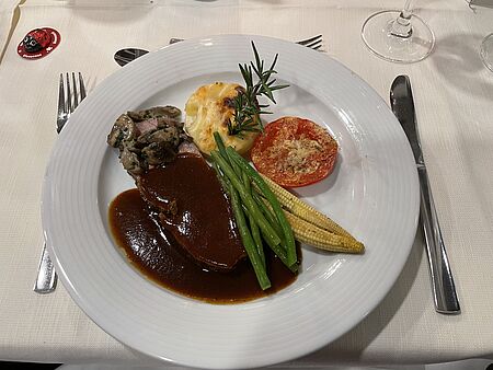 Teller mit Essen,  hübsch angerichtet
